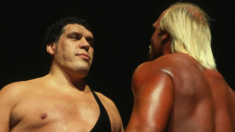 Andre el gigante mira a Hulk Hogan en Wrestlemania III