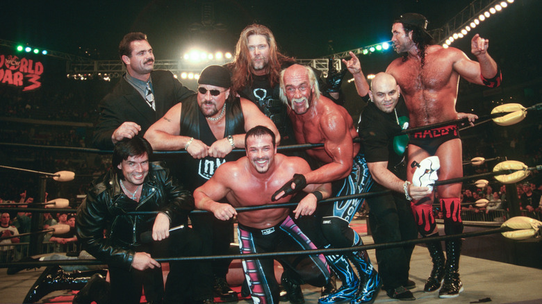 El NWO se posa juntos en WCW World War 3 1997