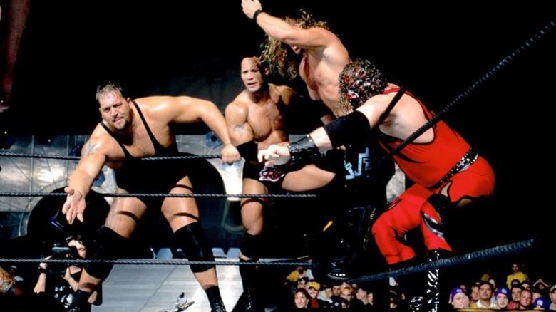 El equipo WWE, The Big Show, The Rock, Shawn Michaels y Kane esperando un hot tag de The Undertaker, durante el PPV Surivor Series 2001.