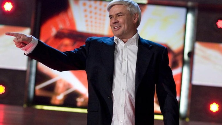 Eric Bischoff pointing on his way to the ring