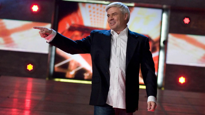 Eric Bischoff pointing at fans