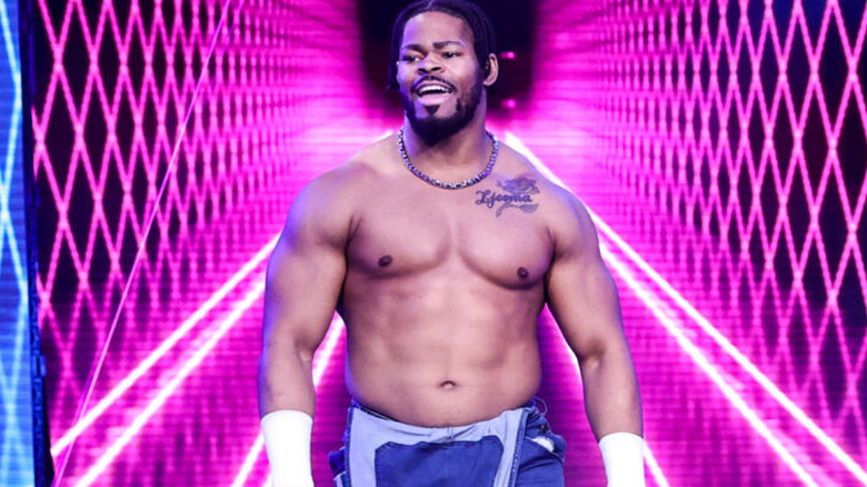 Tyriek Igwe wearing a chain around his neck