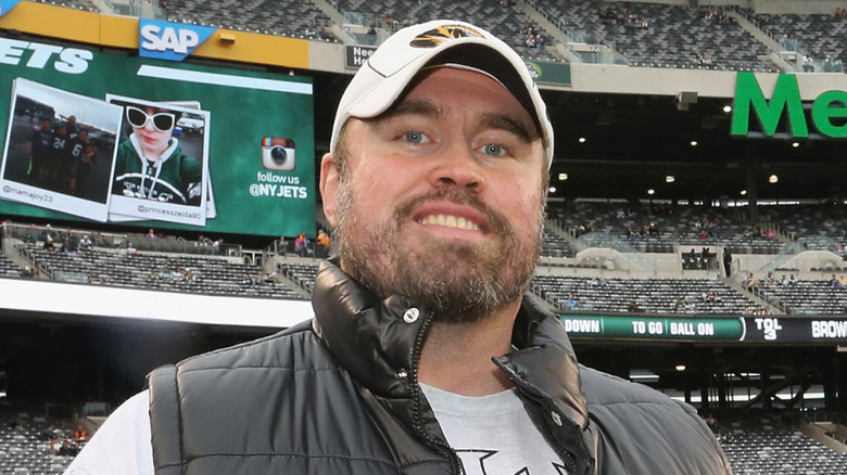 Gene Snitsky asiste al juego de los Jets de Cleveland Browns vs New York en el estadio MetLife