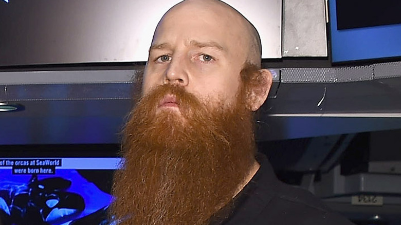 Erick Rowan menacing his opponent