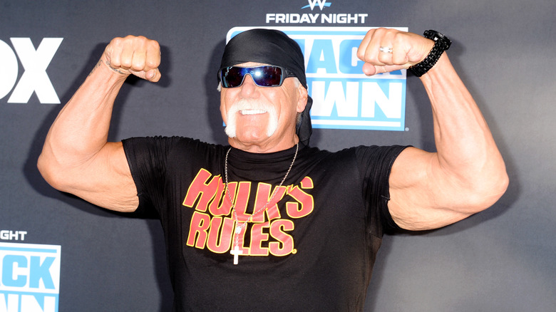 Hulk Hogan flexing