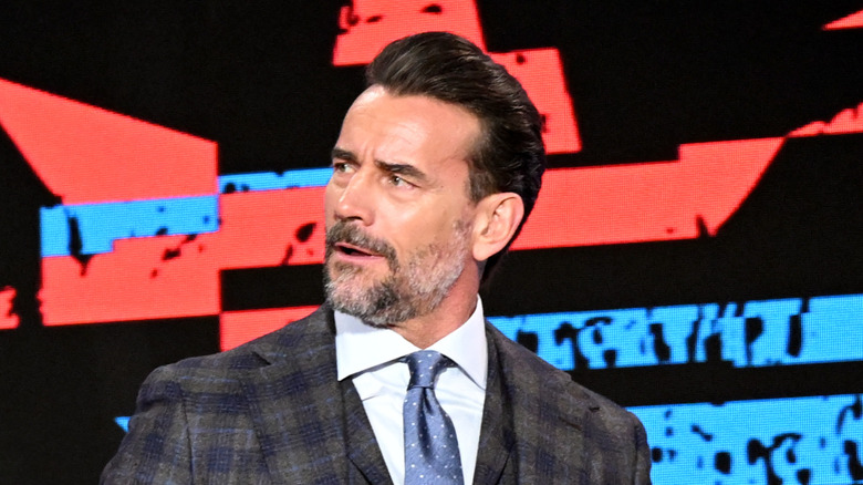 Cm punk en un traje