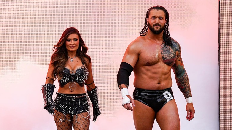 Karrion Kross y Scarlett hacen su entrada en SummerSlam.