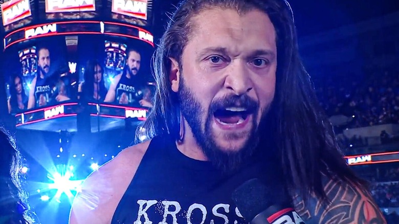 Karrion Kross hace una promo en la televisión de WWE.