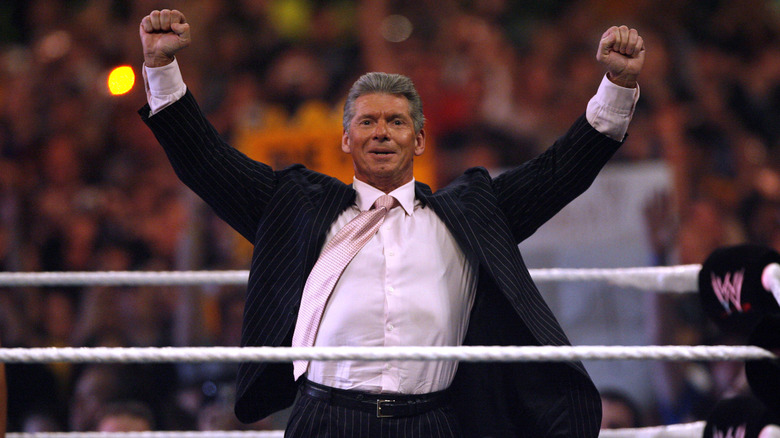 Vince McMahon en anillo durante WrestleMania 23