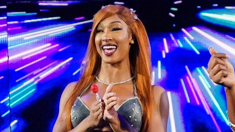 Jakara Jackson se dirige al ring junto a las Legend de Lash.