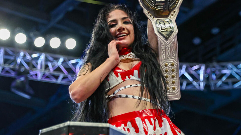 Tatum Paxley levantando el Campeonato Femenil NXT