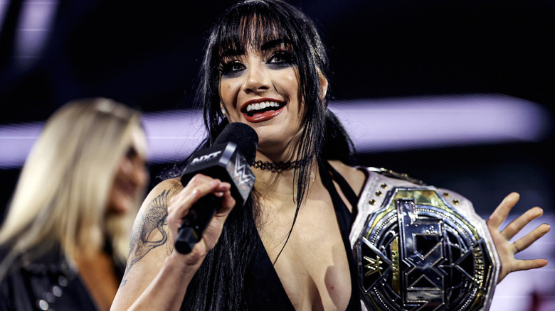 Tatum Paxley sosteniendo el Campeonato Femenil NXT