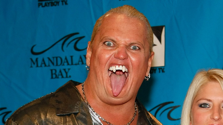 Gangrel shows off the fangs