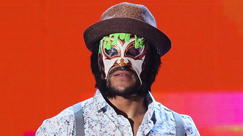 Lince Dorado presenting at Kids Choice Awards