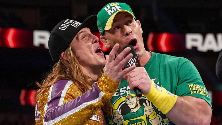 Matt Riddle y John Cena durante un segmento juntos en el ring en 
