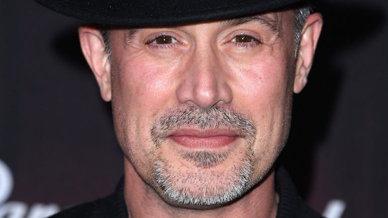 Freddie Prinze Jr. in hat