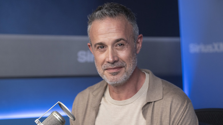 Freddie Prinze Jr posing for photo in a studio