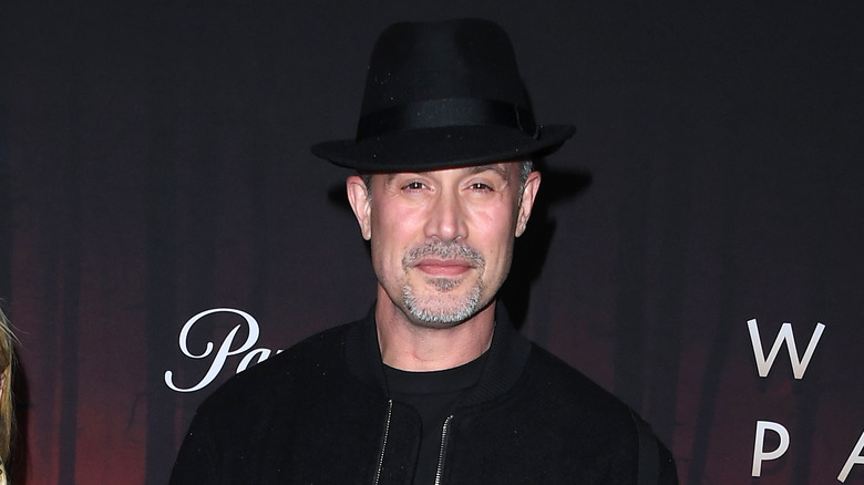 Freddie Prinze Jr. wears a hat