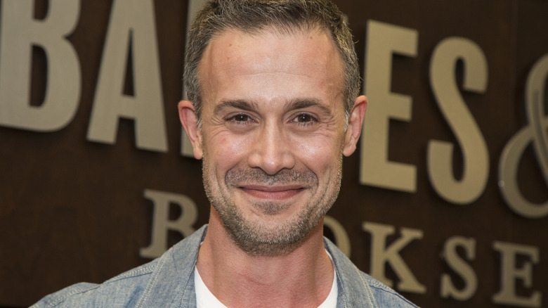 Freddie Prinze Jr. smiling