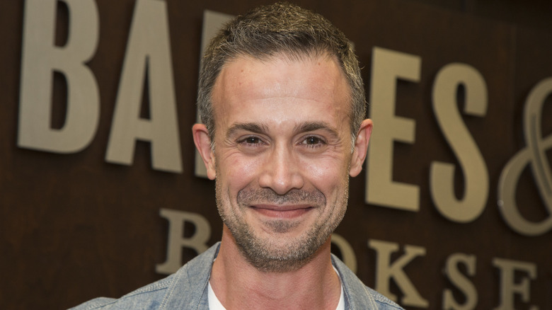 Freddie Prinze Jr. smiling