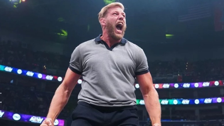 Jake Hager posa en el ring después de un segmento en la programación AEW.