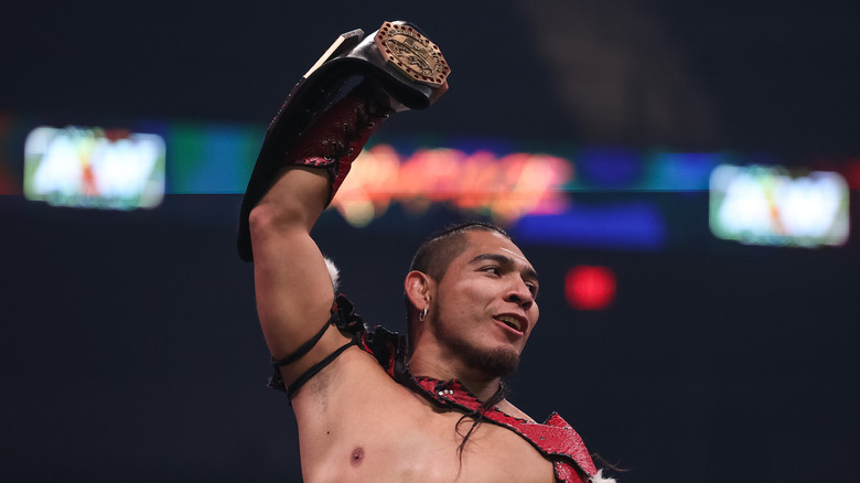 El Hijo del Vikingo holding up the AAA Mega Championship