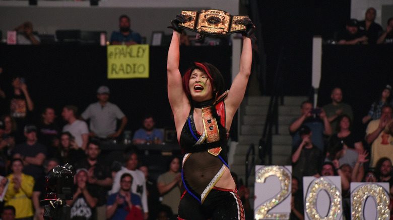 Hikaru Shida holding up her title