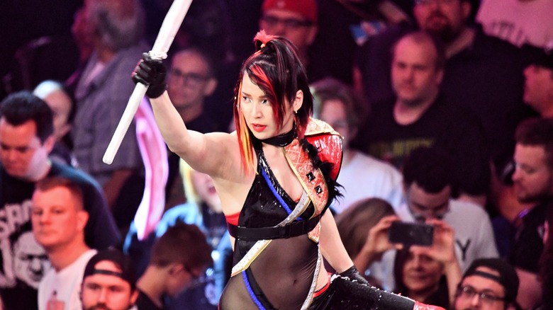 Hikaru Shida posing