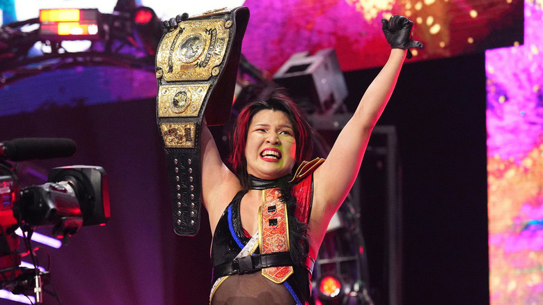 Hikaru Shida holds up the AEW Women's World Championship