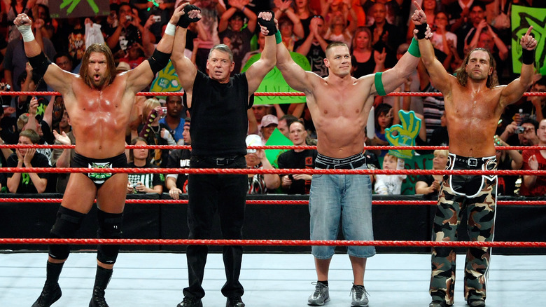 Triple H, Vince McMahon, John Cena y Shawn Michaels posan en el ring durante un show de Monday Night Raw, 2009.