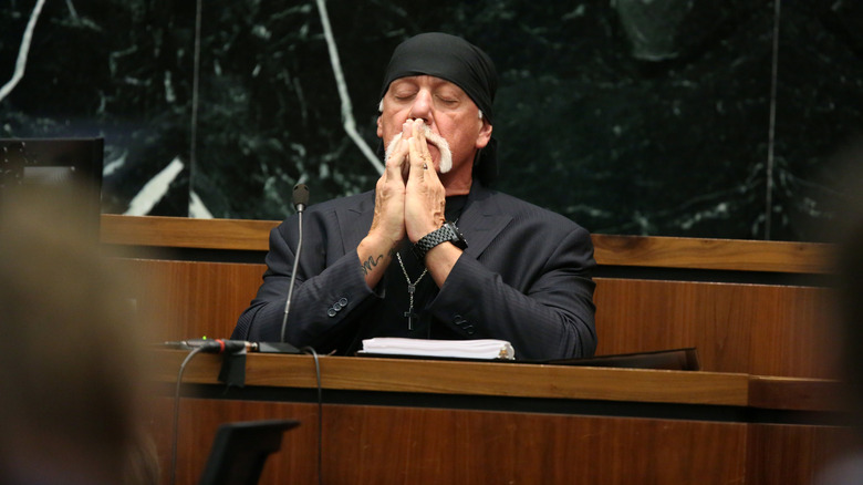 Hulk Hogan prays in court