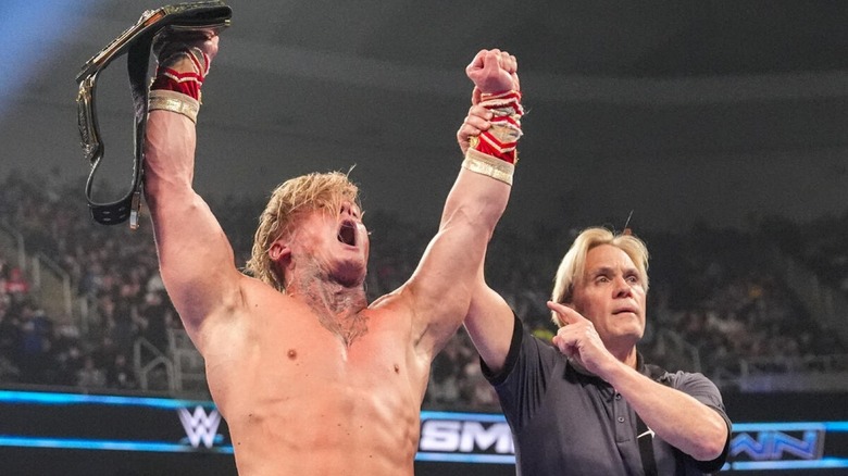 Ilja Dragunov celebrates with the United States Championship