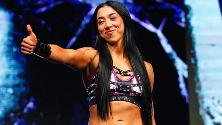 Indi Hartwell giving a thumbs up