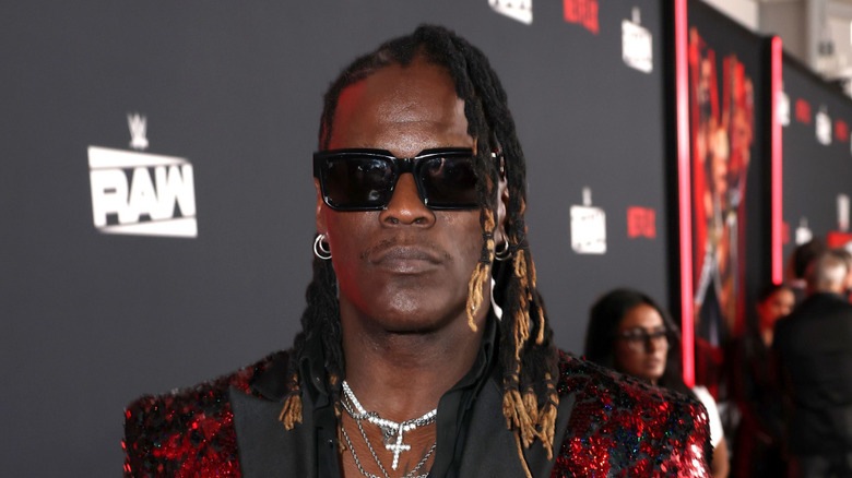R-Truth en un evento de alfombra roja de la WWE