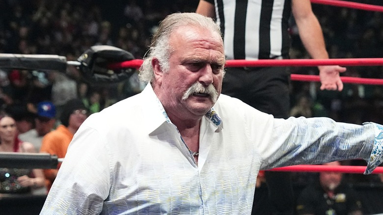 Jake Roberts pointing