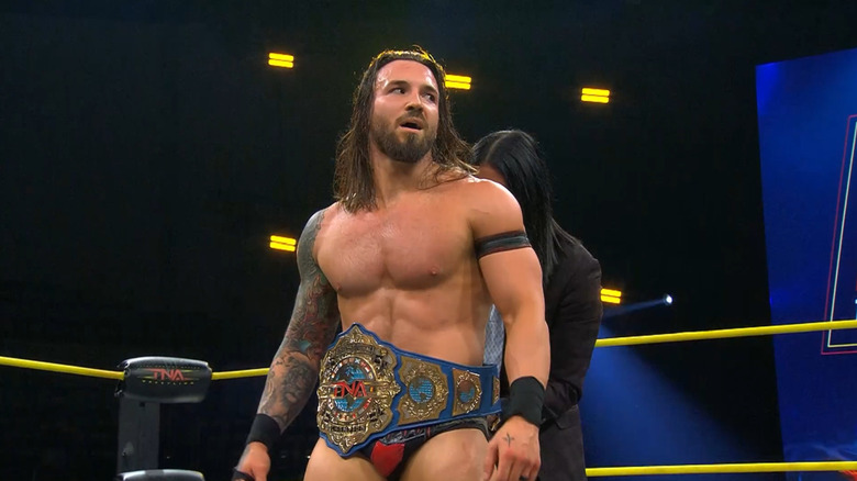 Daria Rae presents Jason Hotch with the International Championship