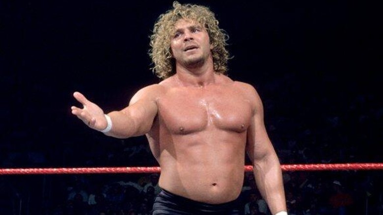 Brian Pillman gesticulando en el ring durante un partido.