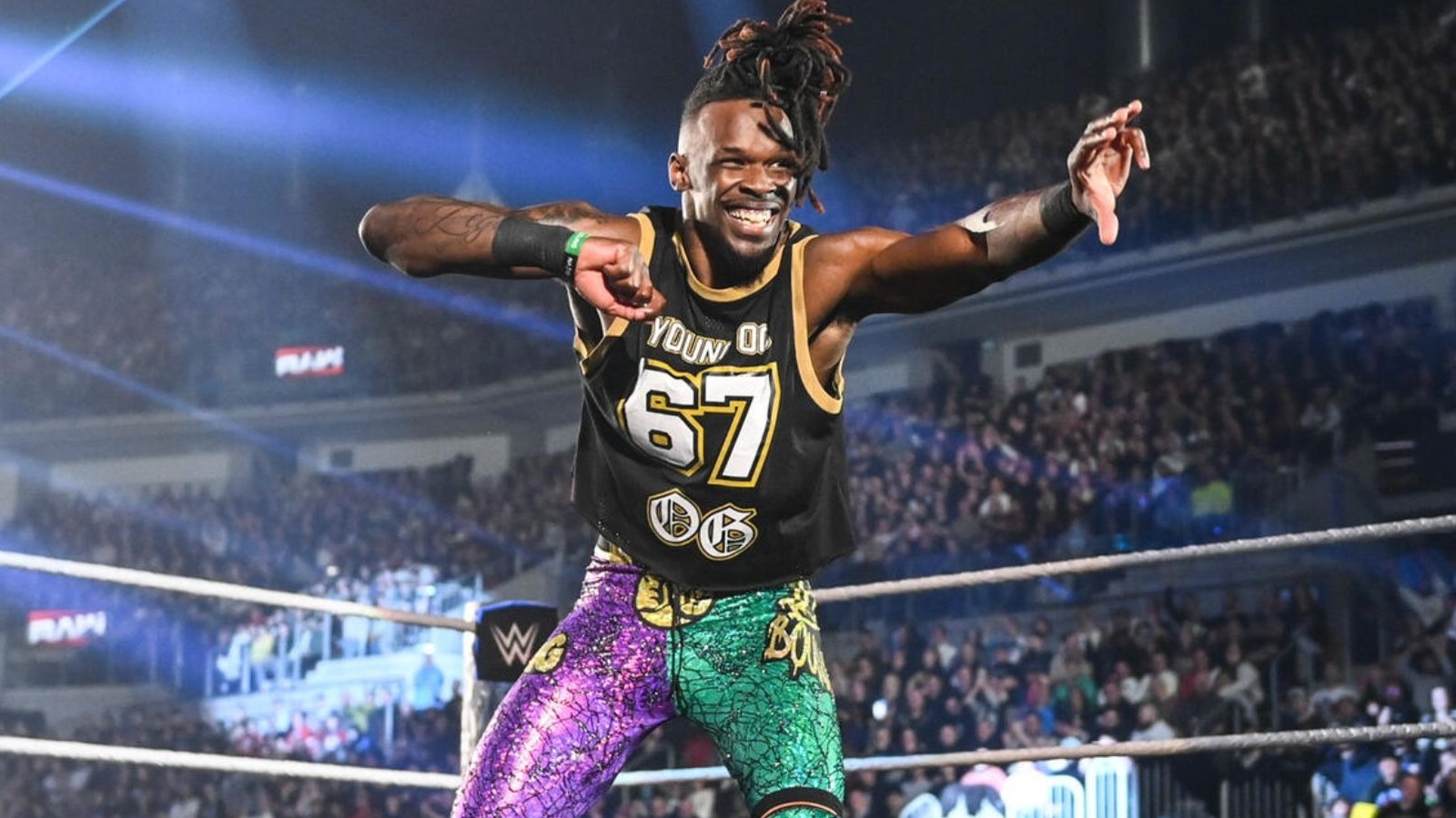 https://www.wrestlinginc.com/img/gallery/jevon-evans-appears-to-suffer-injury-wwe-raw-match-called-off/l-intro-1768859734.jpg