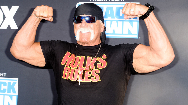 Hulk Hogan flexing