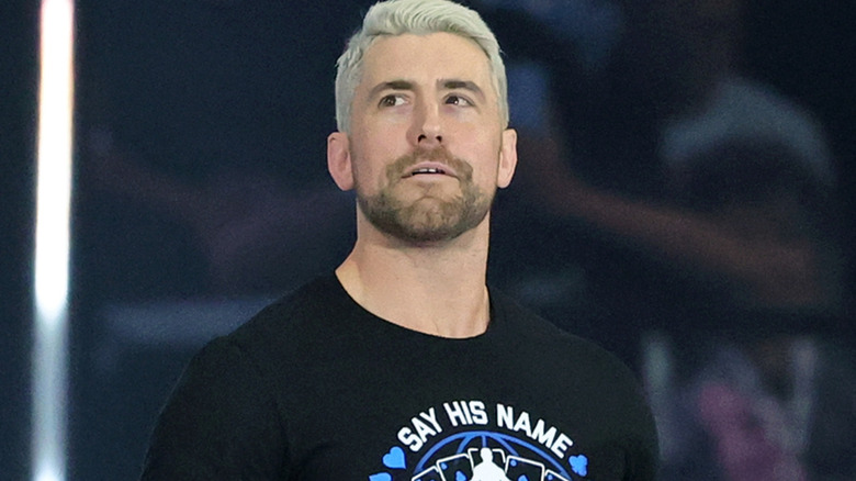 Joe Hendry wearing a black t-shirt