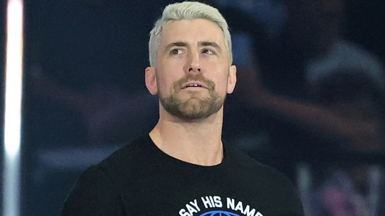 Joe Hendry wearing a black t-shirt