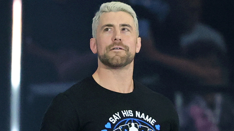 Joe Hendry wearing a black t-shirt