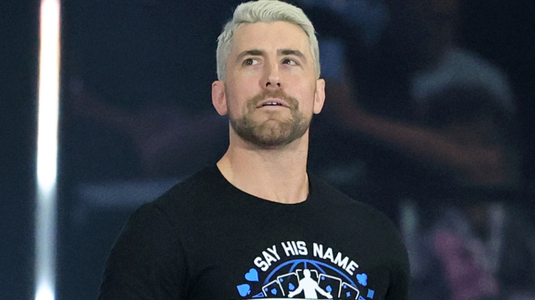 Joe Hendry wearing a black t-shirt