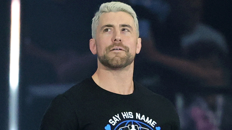 Joe Hendry wearing a black t-shirt