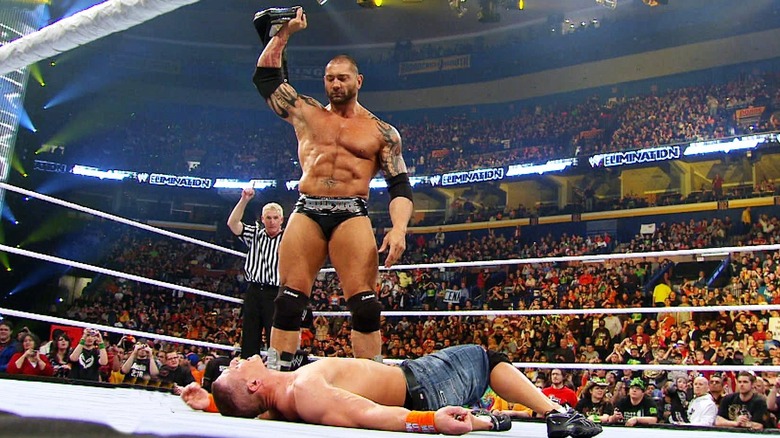 Batista de pie sobre John Cena con el Campeonato de la WWE en Elimination Chamber, 2011.