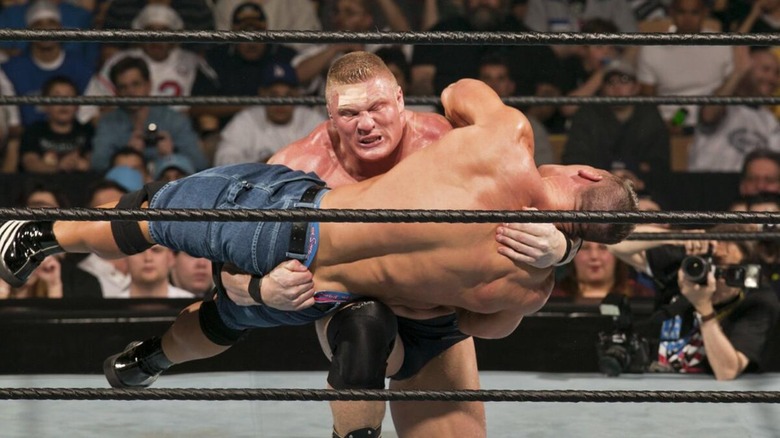 Brock Lesnar maltrató a John Cena durante su reacción de 2003.