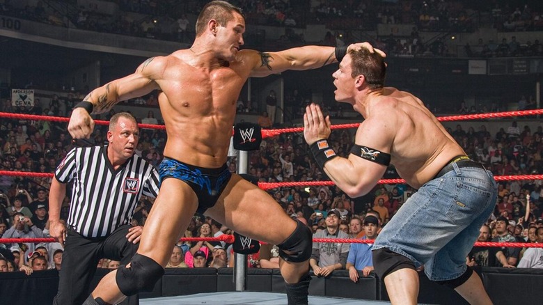 Randy Orton y John Cena se enfrentan durante un partido en  