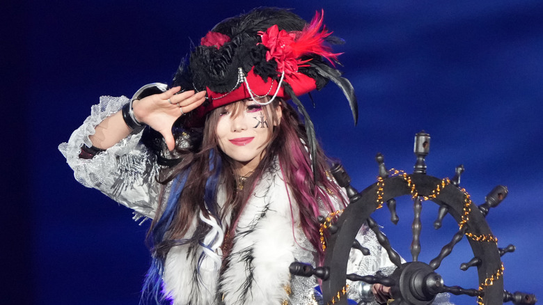 KAIRI saluting