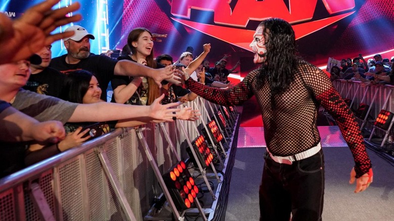 jeff-hardy-interacts-with-fans