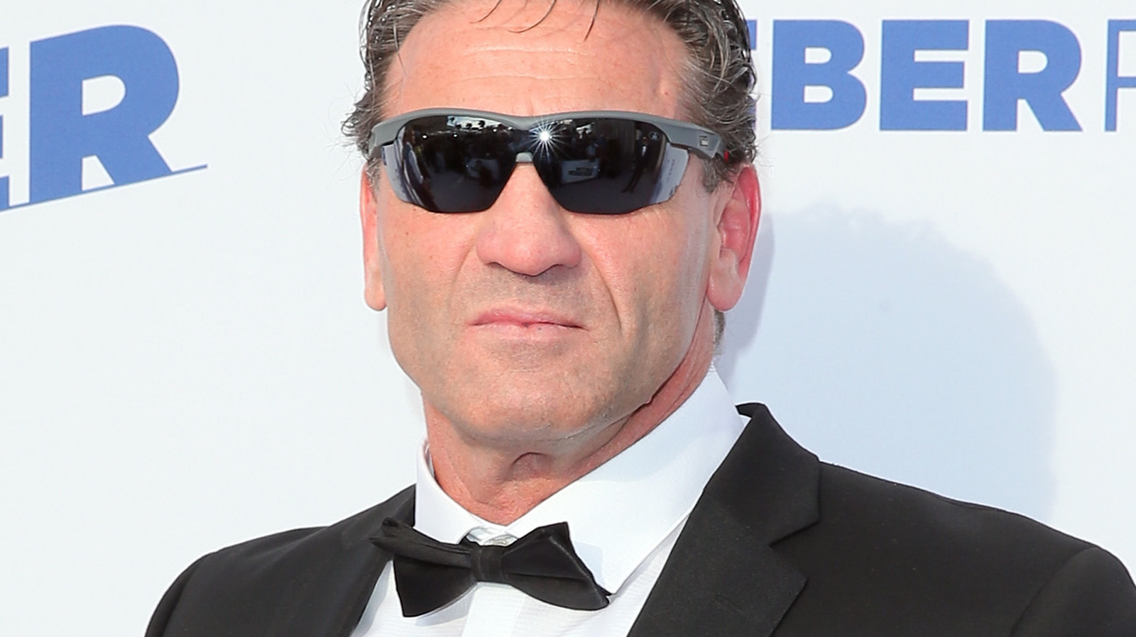 Ken Shamrock hace que los fanáticos zumban con bromas de conejo blanco